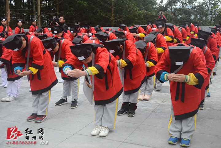 靖州:县中小学生开展研学旅行 行拜师礼体验传统儒学文化