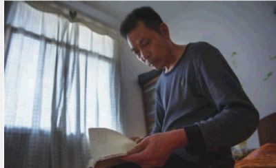 4月2日，长沙市宁乡县，王义清在翻看王浩的日记本。