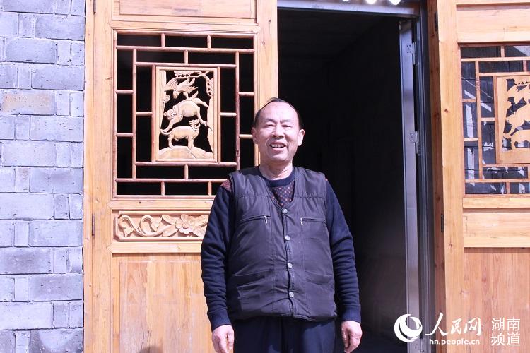 贫困户王作定终于摘掉“穷帽子”