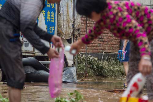 洪水已退，民众展开自救工作