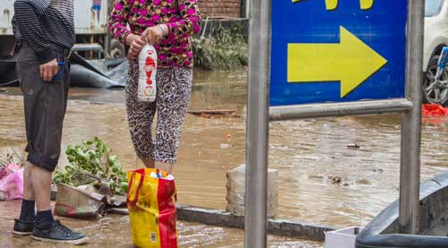 洪水已退，民众展开自救工作