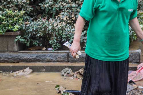 洪水已退，民众展开自救工作