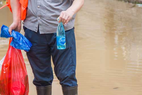 洪水已退，民众展开自救工作