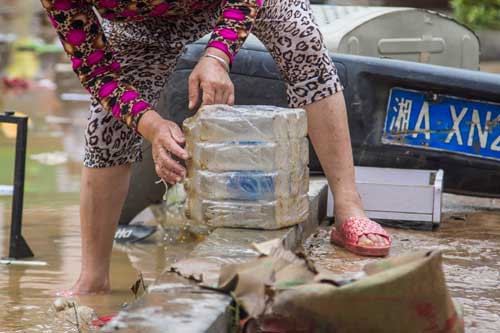 洪水已退，民众展开自救工作