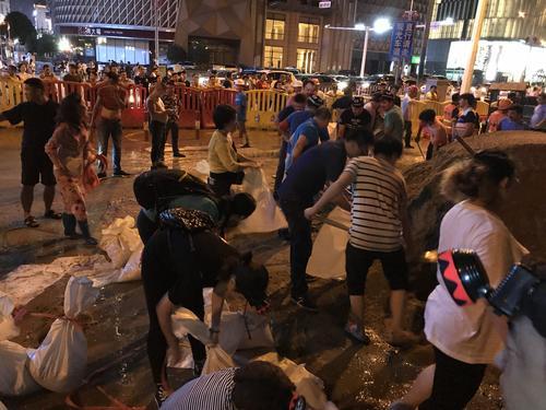 长沙：党员干部筑起防洪大堤