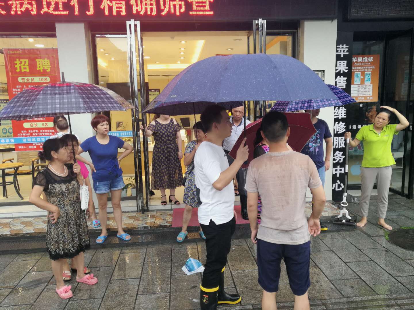玉潭街道采取三项措施应对强降雨天气