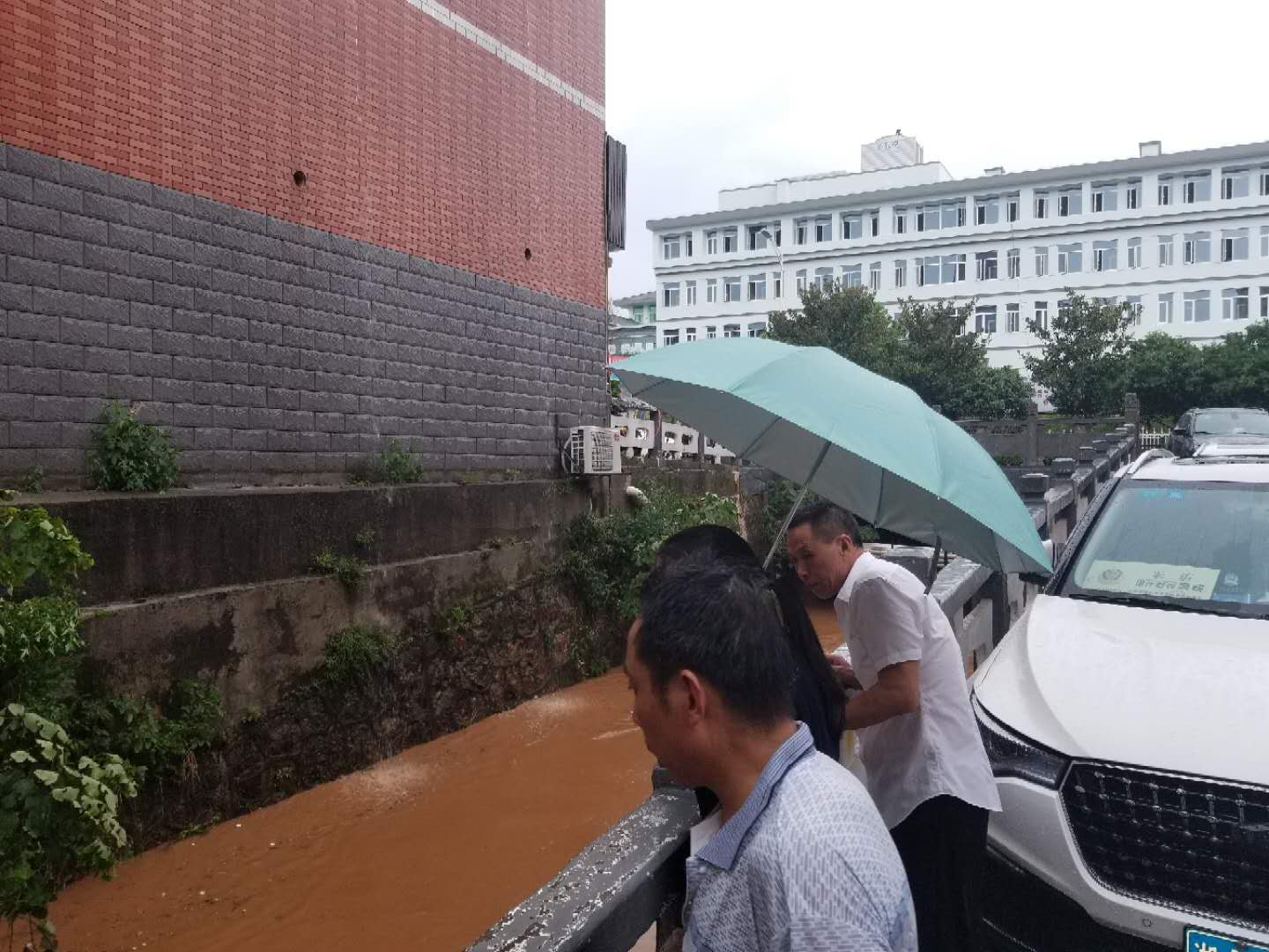 玉潭街道采取三项措施应对强降雨天气