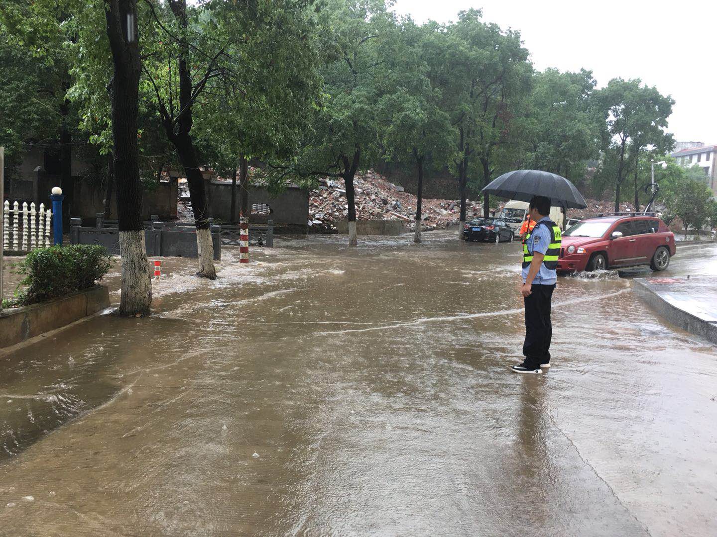 昨日突遇暴雨 市城管局迅速启动应急预案