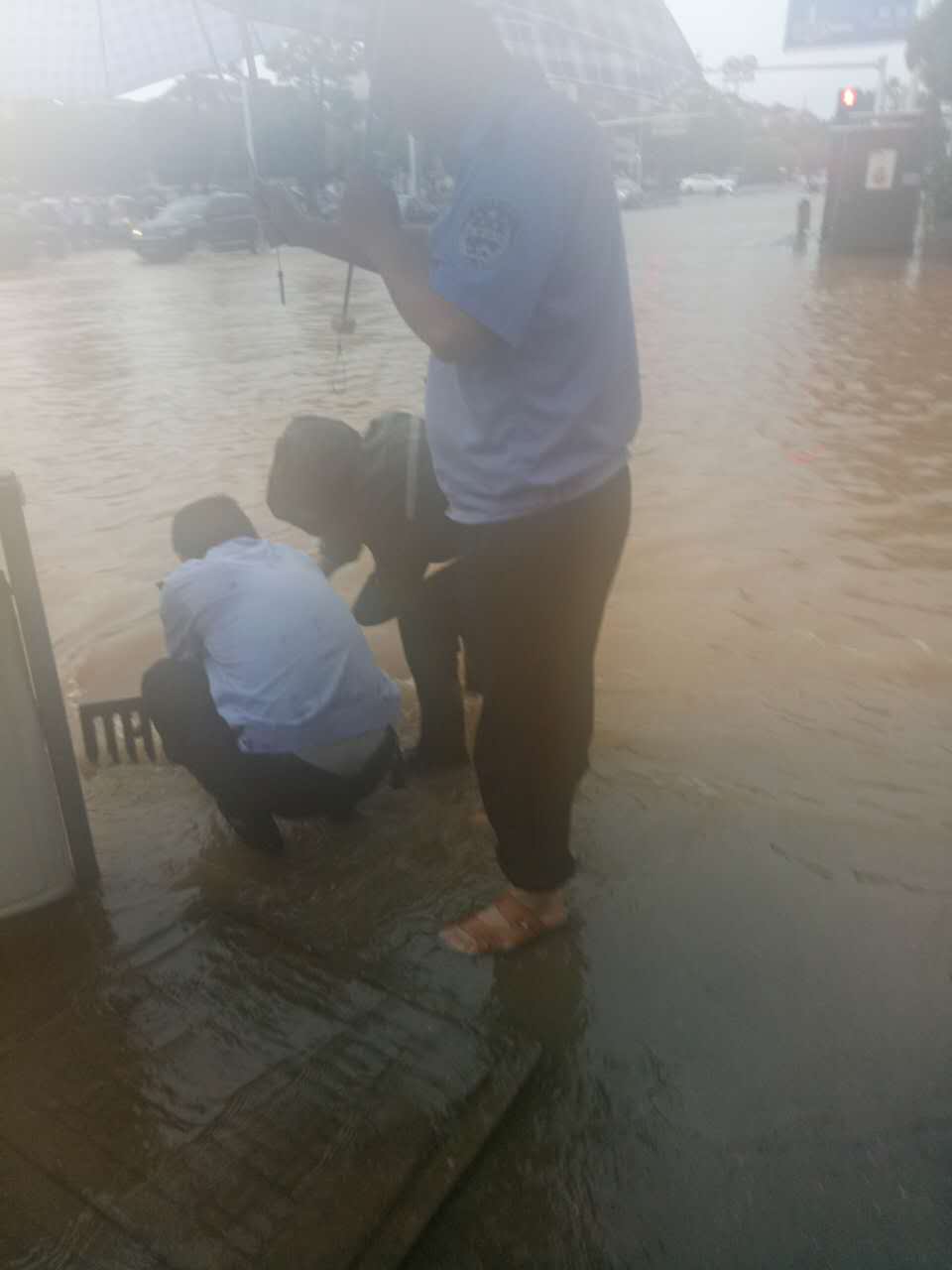 昨日突遇暴雨 市城管局迅速启动应急预案