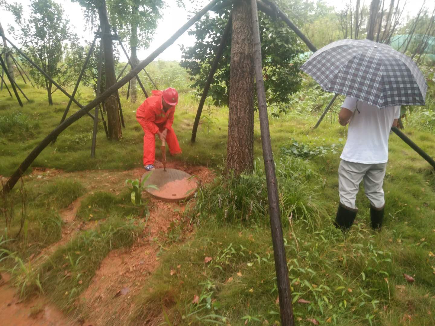 市政人员对城区易涝点进行防汛值守