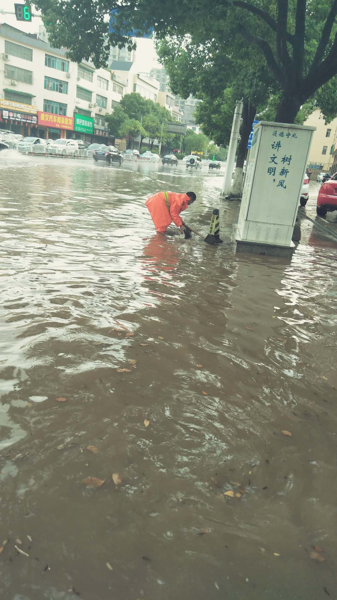市政人员对城区易涝点进行防汛值守