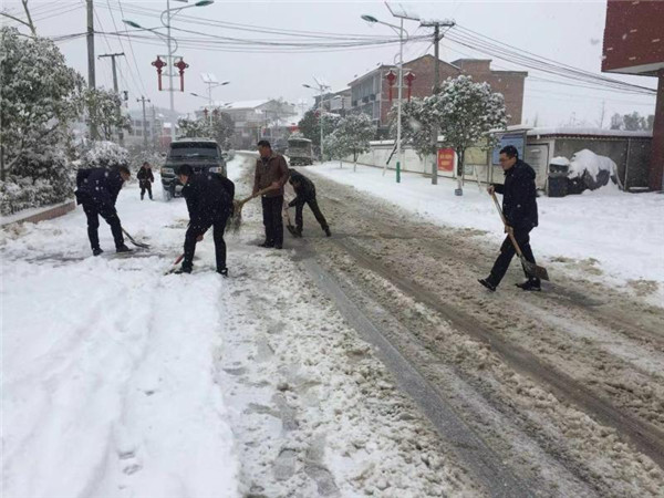 流沙河镇干部、党员昼夜奋战一线抗击冰雪