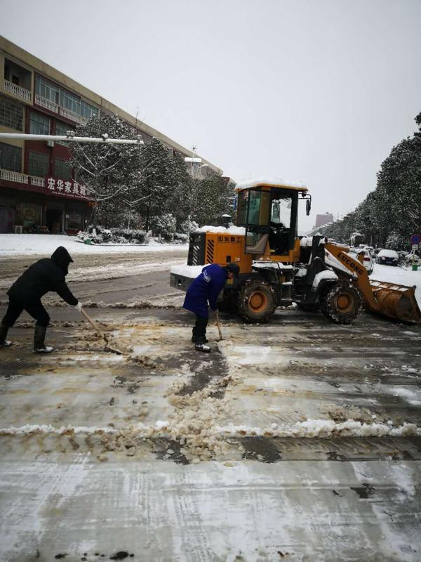 流沙河镇干部、党员昼夜奋战一线抗击冰雪