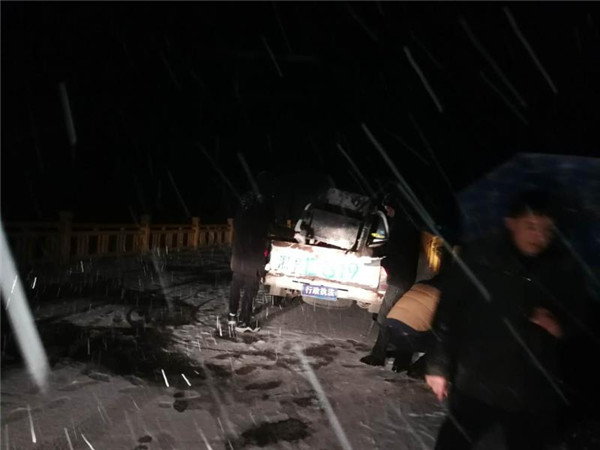 流沙河镇干部、党员昼夜奋战一线抗击冰雪