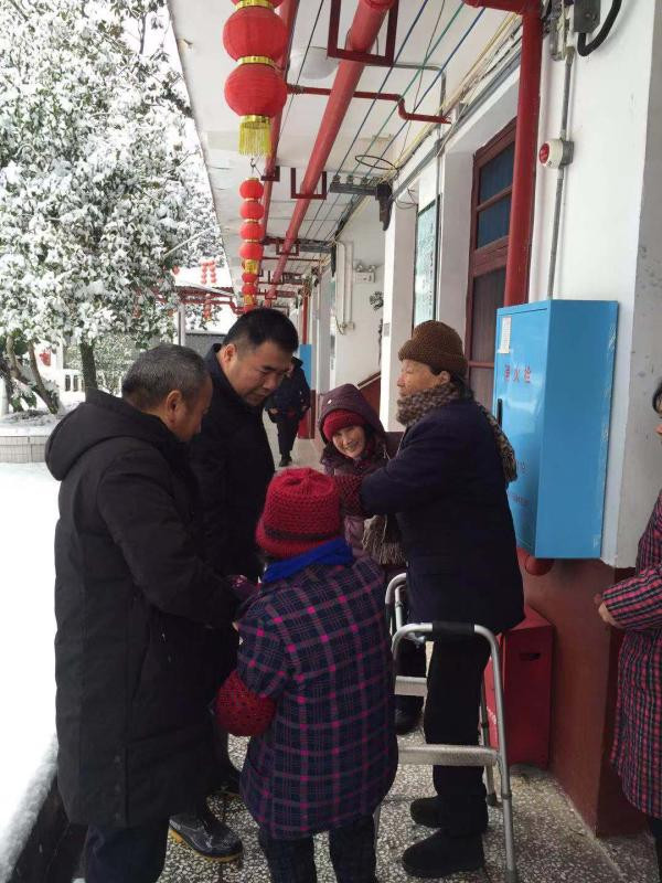 流沙河镇干部、党员昼夜奋战一线抗击冰雪