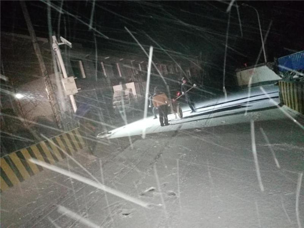 流沙河镇干部、党员昼夜奋战一线抗击冰雪