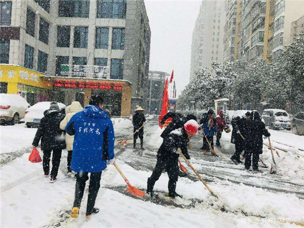 中水一品小区联合党支部组织铲雪除冰志愿活动