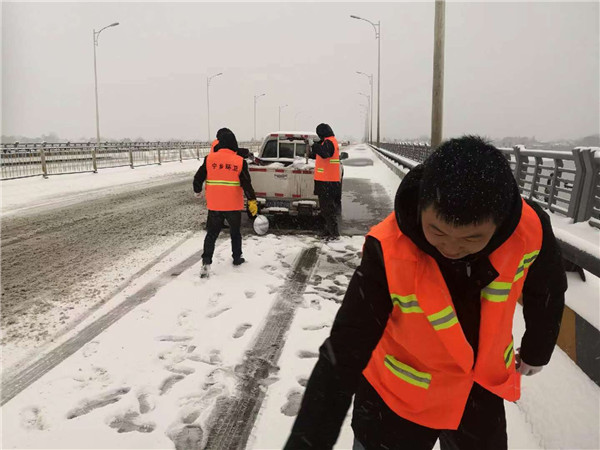 暴雪如期而至!宁乡市各部门积极应对保出行畅通