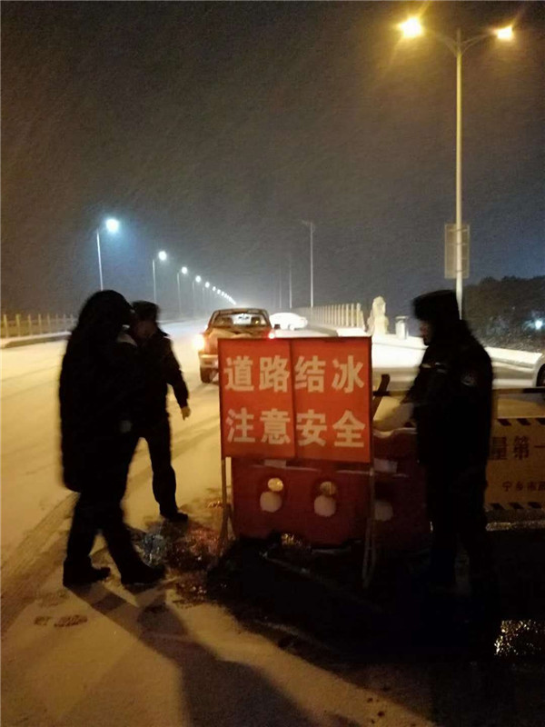 暴雪如期而至!宁乡市各部门积极应对保出行畅通