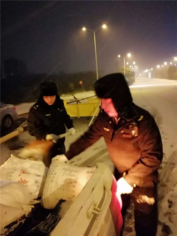 暴雪如期而至!宁乡市各部门积极应对保出行畅通