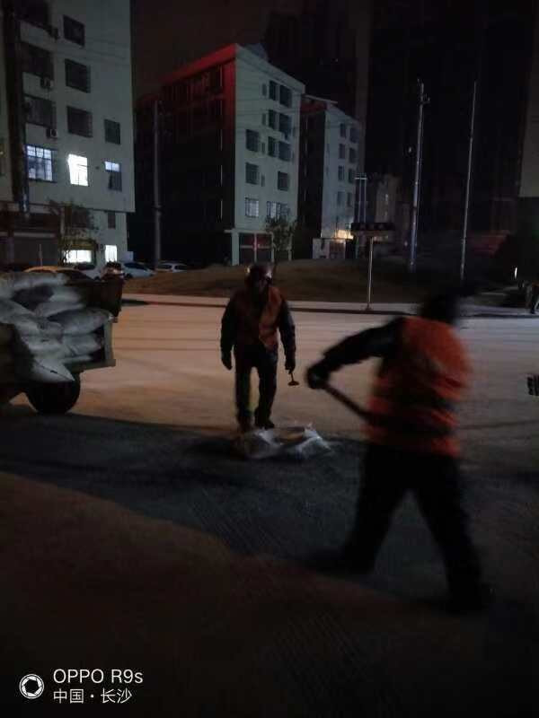 暴雪如期而至!宁乡市各部门积极应对保出行畅通