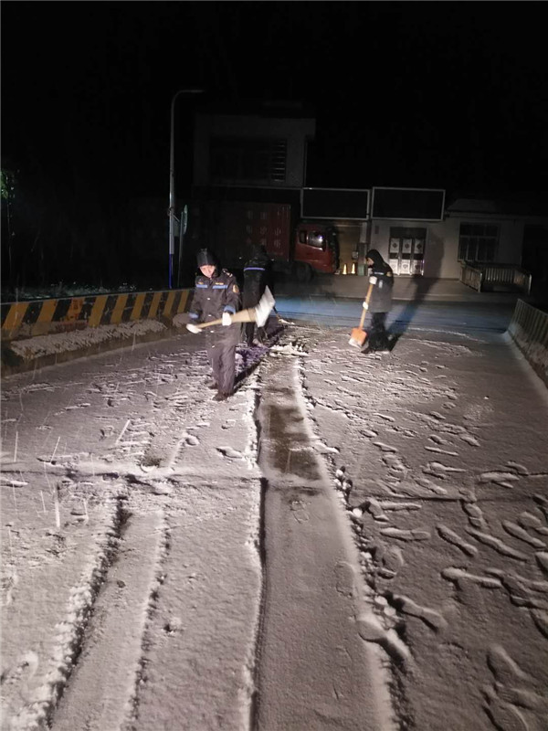 暴雪如期而至!宁乡市各部门积极应对保出行畅通