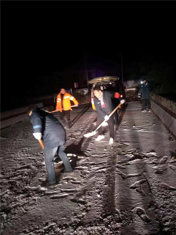 暴雪如期而至!宁乡市各部门积极应对保出行畅通