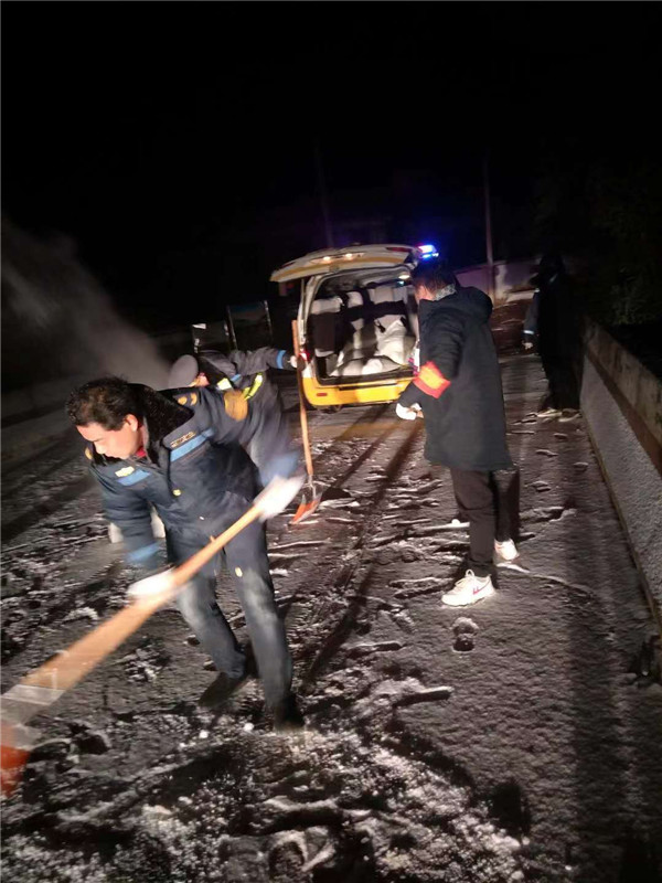暴雪如期而至!宁乡市各部门积极应对保出行畅通