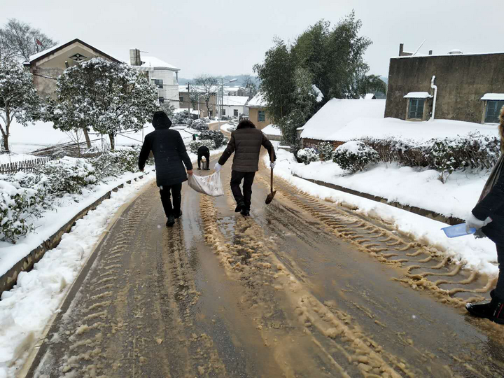 营击大雪 | 党旗飘扬,抗冰保畅