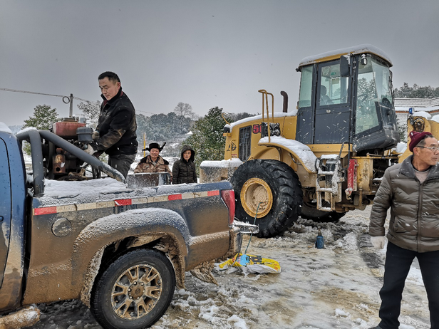 营击大雪 | 党旗飘扬,抗冰保畅