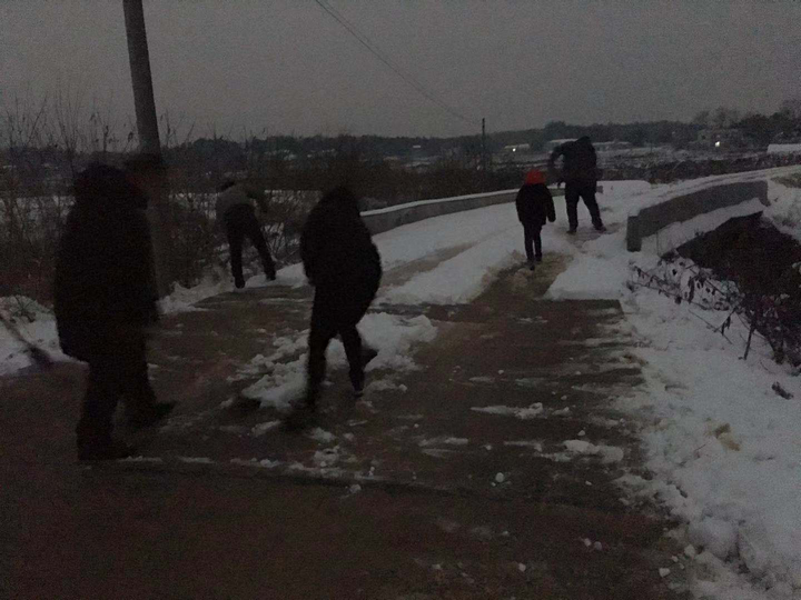营击大雪 | 党旗飘扬,抗冰保畅