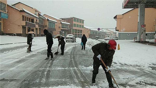 全市普降大雪,沙田乡力保居民安全出行!