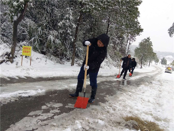 全市普降大雪,沙田乡力保居民安全出行!