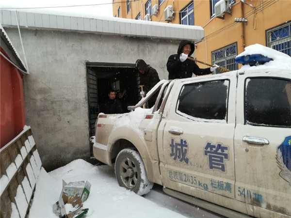 全市普降大雪,沙田乡力保居民安全出行!