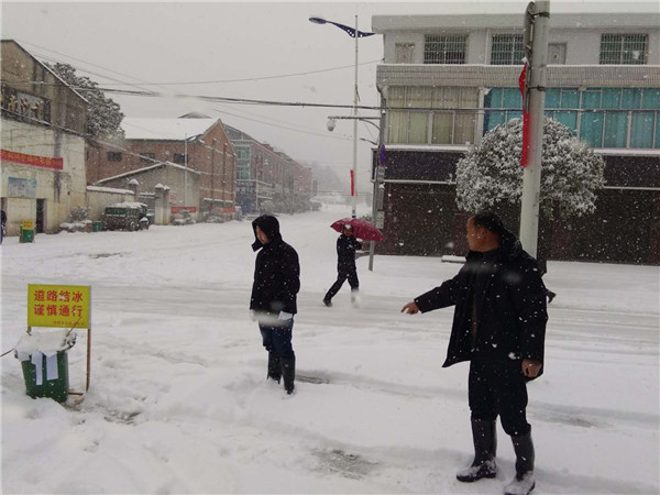 全市普降大雪,沙田乡力保居民安全出行!