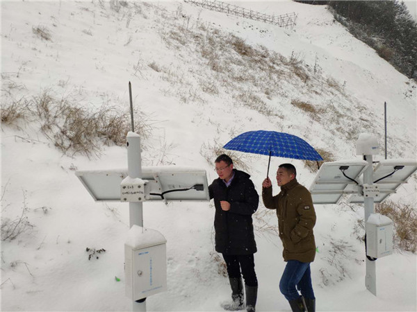 龙田镇100多名党员干部一线抗击冰雪