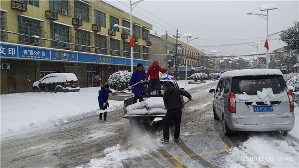 青山桥镇通宵达旦撒盐除冰、扫雪开路，保桥梁、主干道畅通