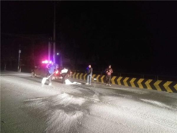 青山桥镇通宵达旦撒盐除冰、扫雪开路，保桥梁、主干道畅通