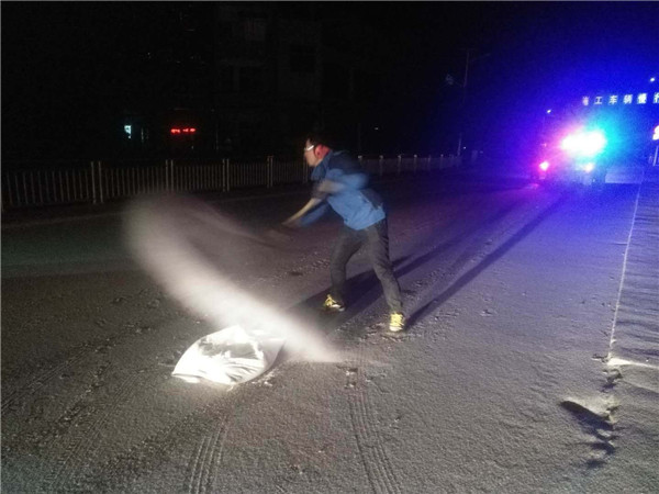青山桥镇通宵达旦撒盐除冰、扫雪开路，保桥梁、主干道畅通