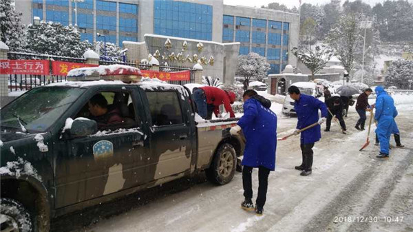 青山桥镇通宵达旦撒盐除冰、扫雪开路，保桥梁、主干道畅通