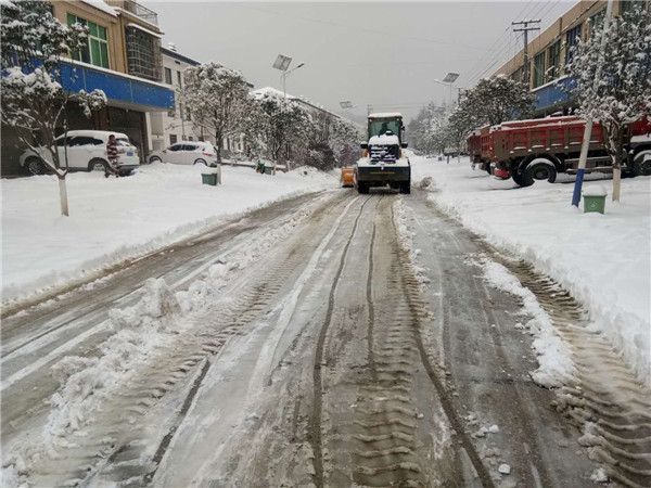青山桥镇通宵达旦撒盐除冰、扫雪开路，保桥梁、主干道畅通