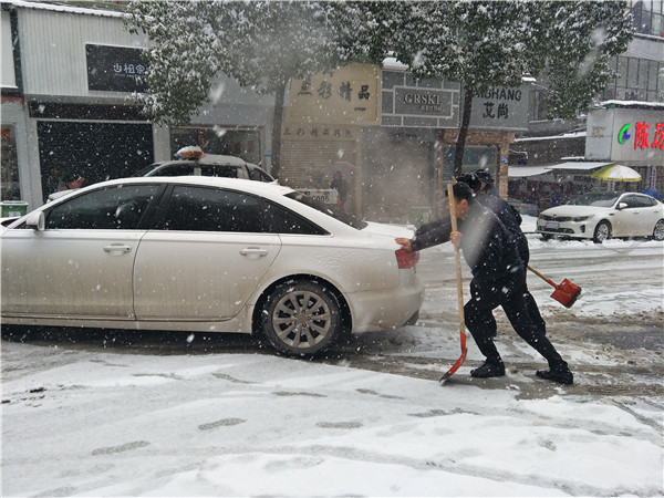 巿环卫局工作人员开铲车在八一路铲除路面积雪