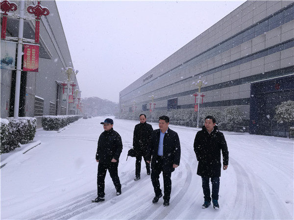 玉潭街道组织400多人上路除冰扫雪