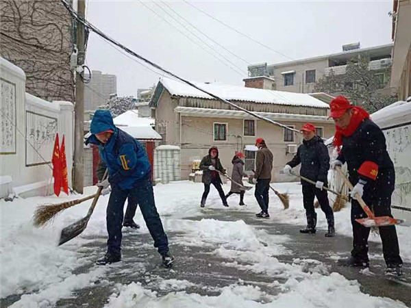 玉潭街道组织400多人上路除冰扫雪