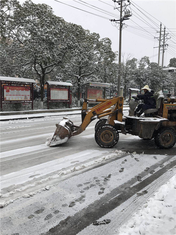 玉潭街道组织400多人上路除冰扫雪