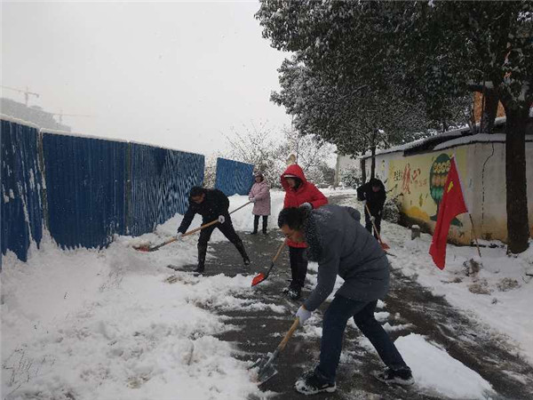 玉潭街道组织400多人上路除冰扫雪