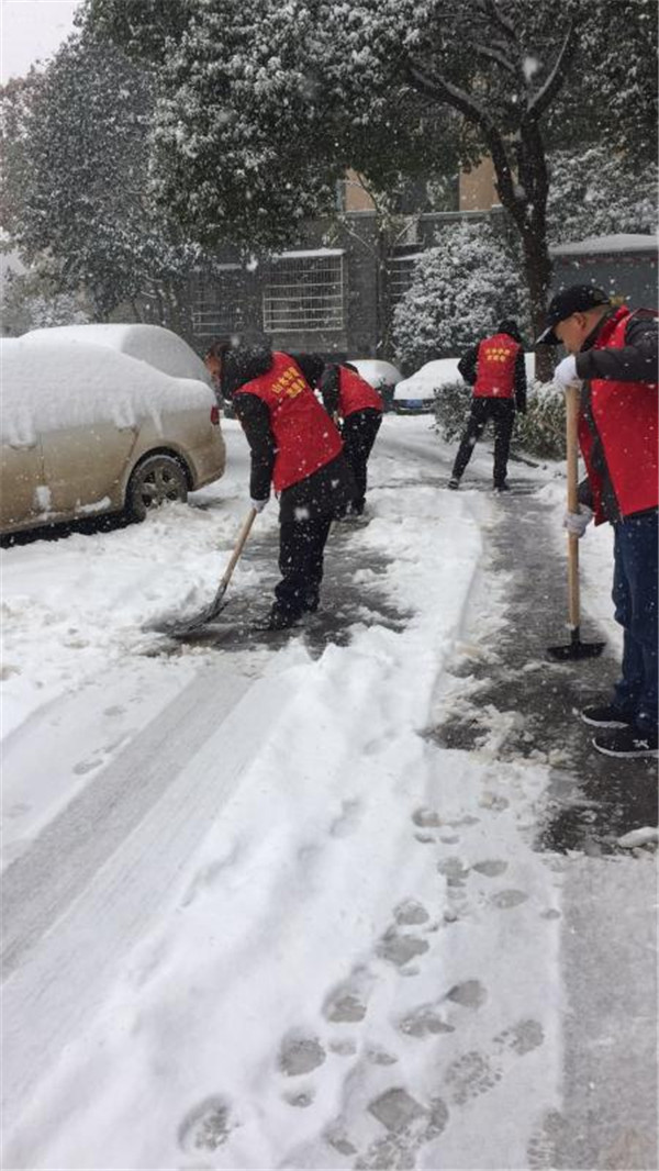 城郊街道严阵以待抗冰雪
