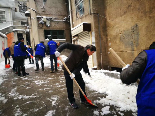 市环保志愿者协会清除积雪