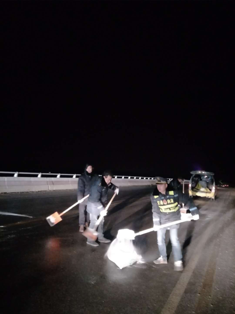 双江口镇:干部凌晨两点扫雪除冰
