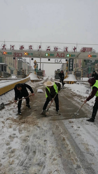 双江口镇:干部凌晨两点扫雪除冰